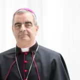 Ein Bischof in Soutane und Birett. Seine Kleidung und sein Amt unterstreichen die Bedeutung eines Nuntius als Botschafter.