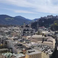 Blick über Salzburg mit Festung Hohensalzburg und dem Kapuzinerkloster.
