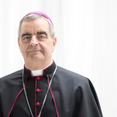 Ein Bischof in Soutane und Birett. Seine Kleidung und sein Amt unterstreichen die Bedeutung eines Nuntius als Botschafter.