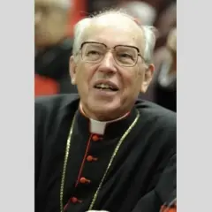 Ein älterer Mann mit Brille, der eine Kardinalsrobe trägt. Seine Kleidung und sein Amt verdeutlichen die dekan bedeutung.