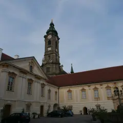 Der imposante Turm des Stift Zwettl ragt über barocke Gebäude.