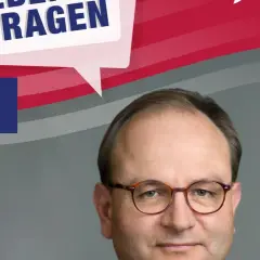 Bernhard mit Brille, #38. Ein Mann mit Brille, der auf dem Bild zu sehen ist, feiert seinen Bernhard Namenstag.