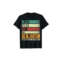 Schwarzes T-Shirt mit Retro-Streifen und dem Spruch: "Alles wird gut. Der Benjamin ist jetzt da und regelt das." Perfekt für den Namenstag Benjamin!