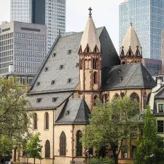 Die Kirche St. Leonhard, ein historisches Juwel, steht im Kontrast zu modernen Hochhäusern.