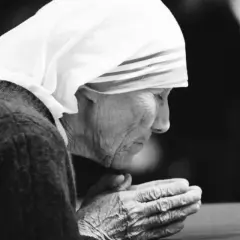 Mutter Teresa im Gebet, kurz vor ihrer Heiligsprechung. Ihre Hände sind gefaltet, ihr Blick nach unten gerichtet.