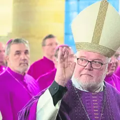Reinhard Marx, Kardinal und Erzbischof, trägt Mitra und Gewand, während er segnet.