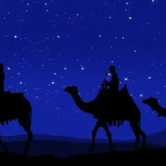 Drei Könige, Caspar, Melchior und Balthasar, reiten auf Kamelen durch die sternenklare Nacht.