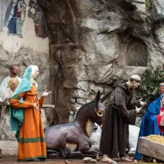 Maria und Josef in einer Krippenszene. Mönche und ein Esel sind ebenfalls zu sehen.