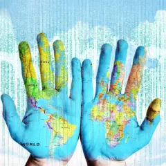 Hände mit Weltkarte, die die globale Verantwortung und die katholische Soziallehre symbolisieren.