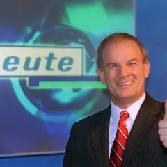 Peter Hahne gibt Daumen hoch vor dem "heute"-Logo. Seine Kritik scheint positiv aufgenommen zu werden.
