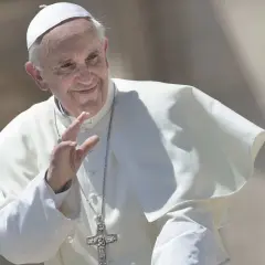 Papst Franziskus winkt lächelnd. Seit wann ist Franziskus Papst? Seit 2013.