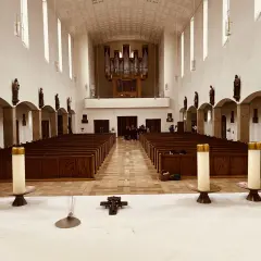 Innenraum der Kirche St. Konrad Aubing mit Bänken, Orgel und Statuen.
