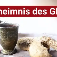 Dornenkrone, Kelch mit Wein und Brot – Symbole des Geheimnis des Glaubens.