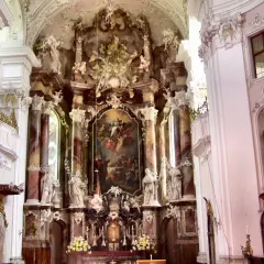 Prunkvoller Hochaltar im Kloster Engelhartszell, mit Gemälde und zahlreichen Skulpturen.