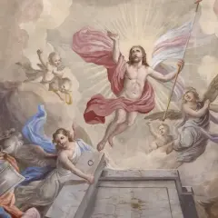 Jesus steigt triumphierend aus dem Grab empor, umgeben von Engeln und erstaunten Soldaten. Dieses Bild zeigt, wann Jesus auferstanden ist.