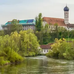 Kloster Beuerberg thront über dem Fluss, umgeben von üppigem Frühlingsgrün. Ein Teil des Klosters wird renoviert.