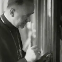 Bischof Heinrich Maria Janssen in seinem Amt, mit Mitra und Kette, blickt nach unten.