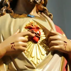 Statue des heiligstes Herz Jesu mit Dornenkrone und Wundmalen.