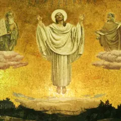 Mosaik mit Jesus-Darstellungen: Jesus schwebt auf Wolken, flankiert von Moses und Elia. Unten knien Jünger.