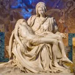 Michelangelos Pietà: Maria hält den toten Jesus in ihren Armen. Marmorstatue voller Anmut und Trauer.