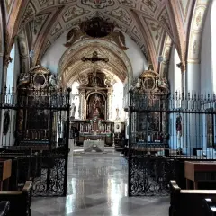 Prachtvoller Innenraum der Kirche Maria Ramersdorf mit kunstvollen Deckenmalereien, Altären und Gittern.