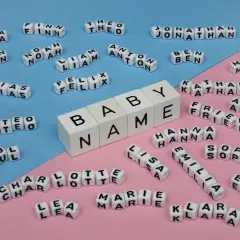 Namenschilder für Emilia und andere Kinder. Viele Namen wie Finn, Leon, Elias, Matteo, Paul, Charlotte, Marie, Lisa, Sophia, Emma, Katharina, Anna, Jonathan, Theo, Anton, Ben, Mia, Felix, Noah sind auf den Würfeln zu sehen.