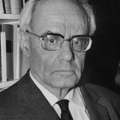 Porträt von Karl Rahner, dem bedeutenden katholischen Theologen, vor einem Bücherregal.