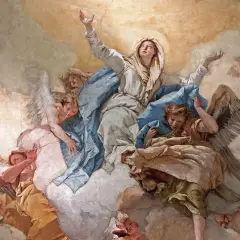 Engel umgeben eine Frau im Himmel. Sie schweben auf Wolken, wie der Himmel aussieht, wenn er voller himmlischer Wesen ist.