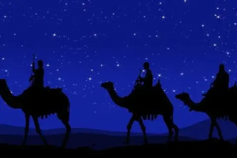 Drei Könige, Caspar, Melchior und Balthasar, reiten auf Kamelen durch die sternenklare Nacht.