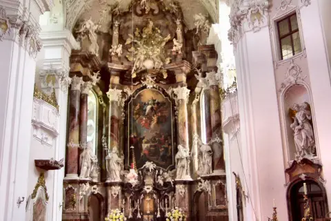 Prunkvoller Hochaltar im Kloster Engelhartszell, mit Gemälde und zahlreichen Skulpturen.