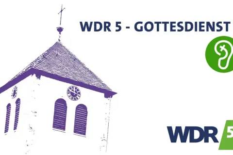 WDR 5 überträgt einen Gottesdienst. Ein Kirchturm mit Uhr und Kreuz ist zu sehen.
