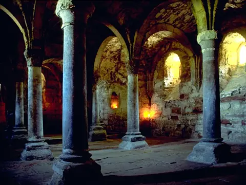 Krypta in der Kirche - Funktion, Aufbau & Abgrenzung erklärt