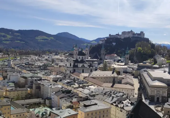 Blick über Salzburg mit Festung Hohensalzburg und dem Kapuzinerkloster.