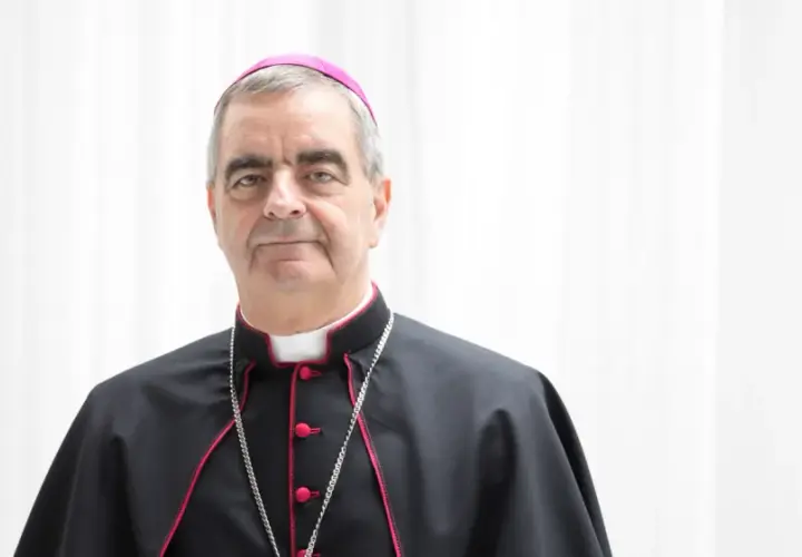 Ein Bischof in Soutane und Birett. Seine Kleidung und sein Amt unterstreichen die Bedeutung eines Nuntius als Botschafter.
