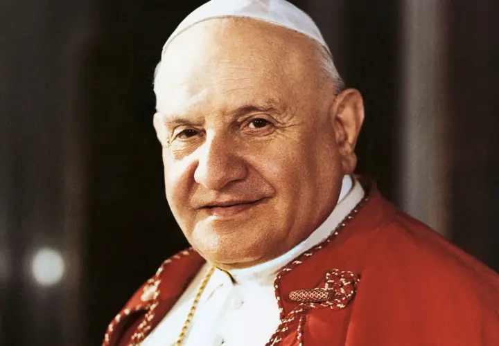 Porträt von Papst Johannes XXIII. in seiner roten Soutane und der weißen Mitra.