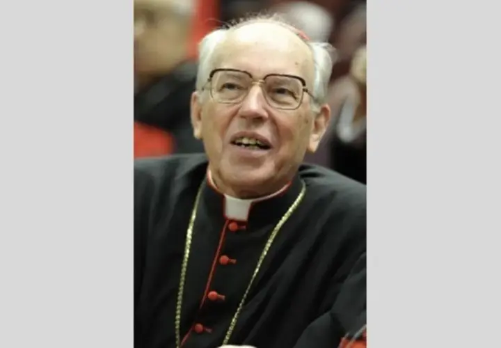 Ein älterer Mann mit Brille, der eine Kardinalsrobe trägt. Seine Kleidung und sein Amt verdeutlichen die dekan bedeutung.