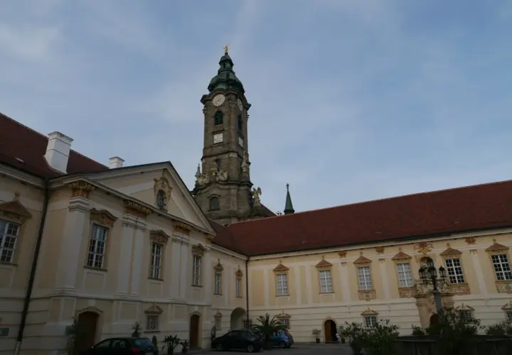 Der imposante Turm des Stift Zwettl ragt über barocke Gebäude.