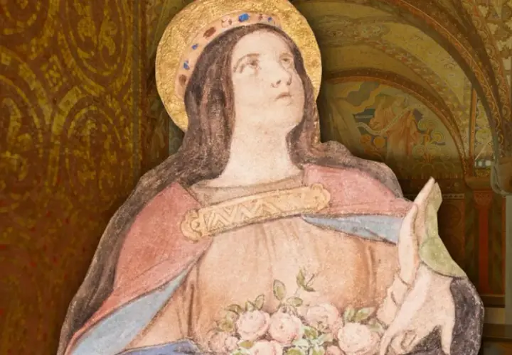 Heilige Elisabeth, Schutzpatronin, mit Rosen in den Händen, vor einer prachtvollen Mosaikwand.