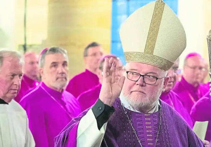 Reinhard Marx, Kardinal und Erzbischof, trägt Mitra und Gewand, während er segnet.