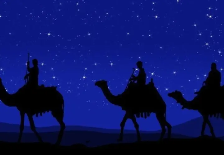 Drei Könige, Caspar, Melchior und Balthasar, reiten auf Kamelen durch die sternenklare Nacht.