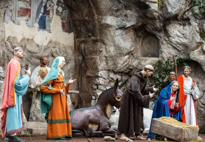 Maria und Josef in einer Krippenszene. Mönche und ein Esel sind ebenfalls zu sehen.