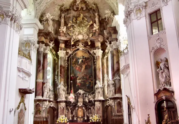 Prunkvoller Hochaltar im Kloster Engelhartszell, mit Gemälde und zahlreichen Skulpturen.