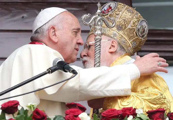 Papst Franziskus umarmt Patriarch Kyrill, der eine prunkvolle Kopfbedeckung trägt. Ein Moment der ökumenischen Annäherung.