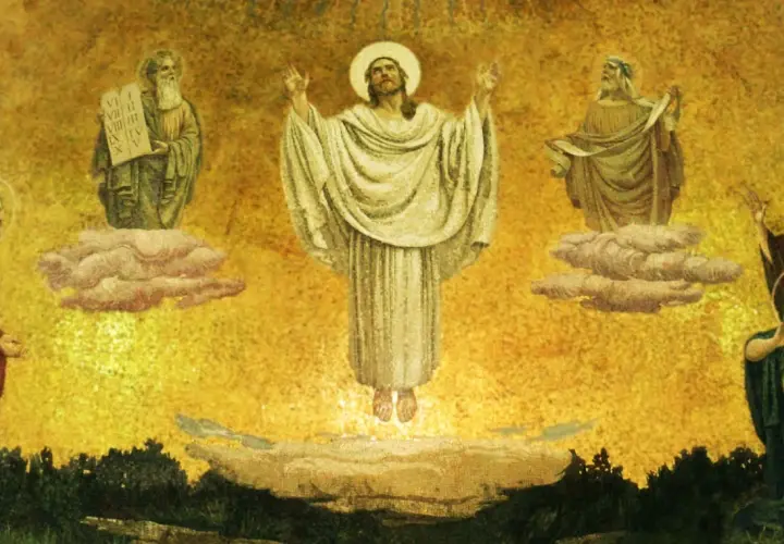 Mosaik mit Jesus-Darstellungen: Jesus schwebt auf Wolken, flankiert von Moses und Elia. Unten knien Jünger.