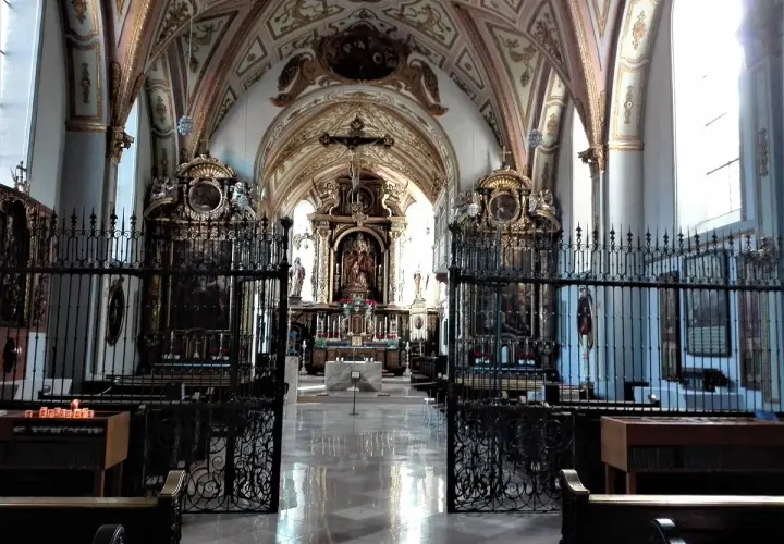 Prachtvoller Innenraum der Kirche Maria Ramersdorf mit kunstvollen Deckenmalereien, Altären und Gittern.