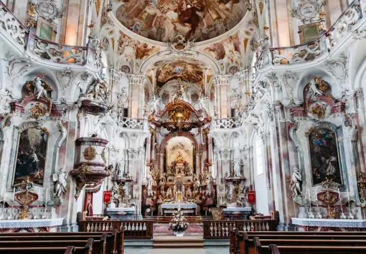 Prunkvolle Barockkirche im Kloster Mehrerau mit detailreichen Stuckaturen, Fresken und goldenen Verzierungen.