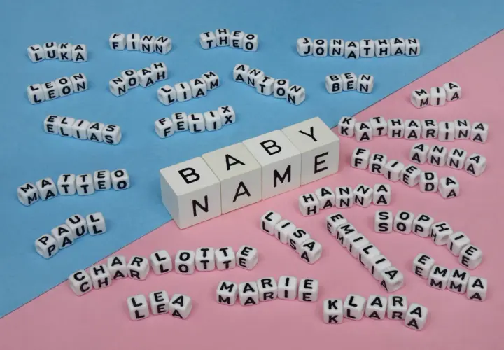 Namenschilder für Emilia und andere Kinder. Viele Namen wie Finn, Leon, Elias, Matteo, Paul, Charlotte, Marie, Lisa, Sophia, Emma, Katharina, Anna, Jonathan, Theo, Anton, Ben, Mia, Felix, Noah sind auf den Würfeln zu sehen.