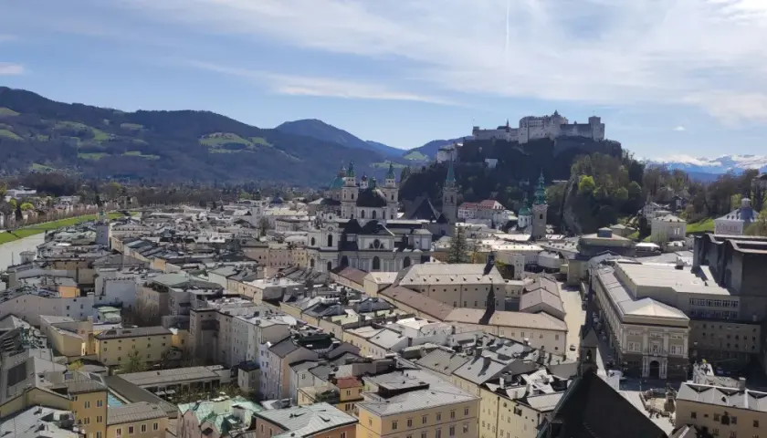 Blick über Salzburg mit Festung Hohensalzburg und dem Kapuzinerkloster.