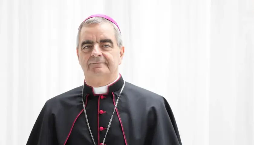 Ein Bischof in Soutane und Birett. Seine Kleidung und sein Amt unterstreichen die Bedeutung eines Nuntius als Botschafter.