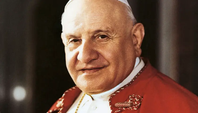 Porträt von Papst Johannes XXIII. in seiner roten Soutane und der weißen Mitra.